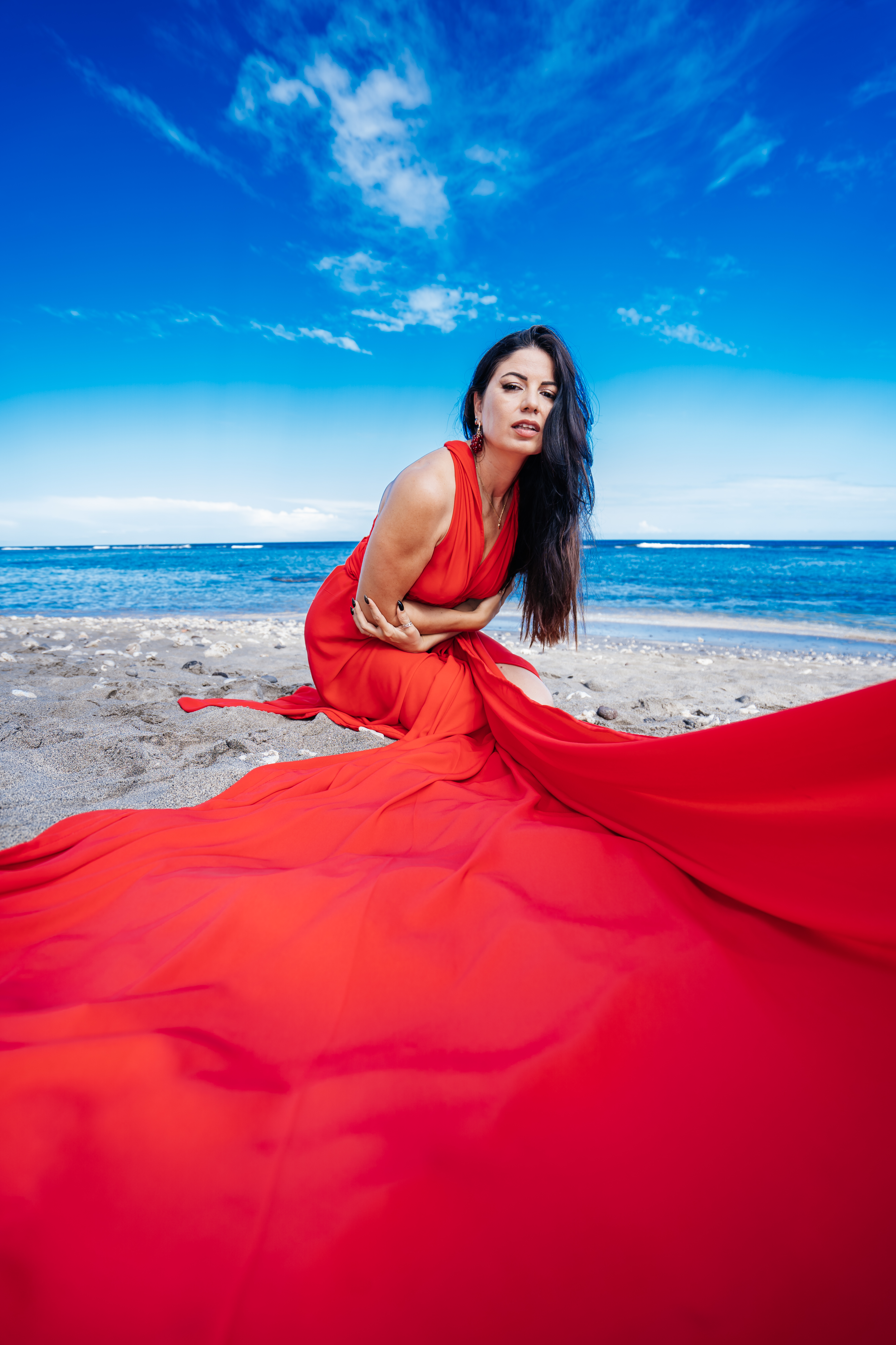 Robe rouge au bord de l’océan à La Réunion